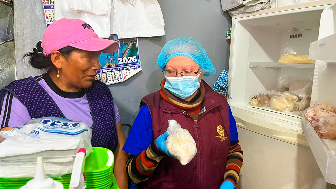 Clausuran 4 locales de comida en Cusco por excretas, alimentos descompuestos y falta de certificado de seguridad